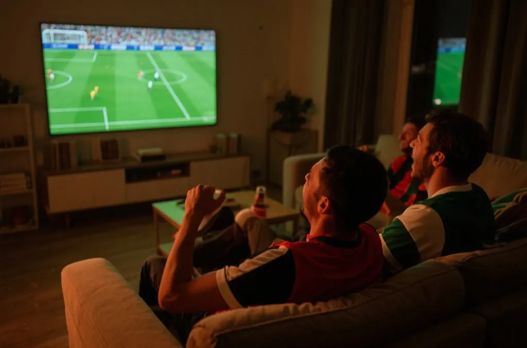 球迷在夜间观赛的热烈氛围